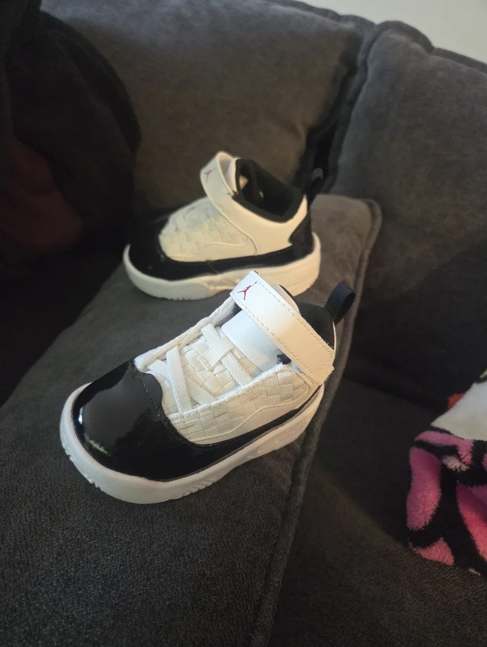 Jordan Max AURA Baby Velcro Sneakers in White And Black